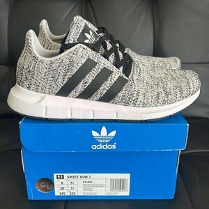 Adidas Swift Run Juniors size 6 color: Oreo